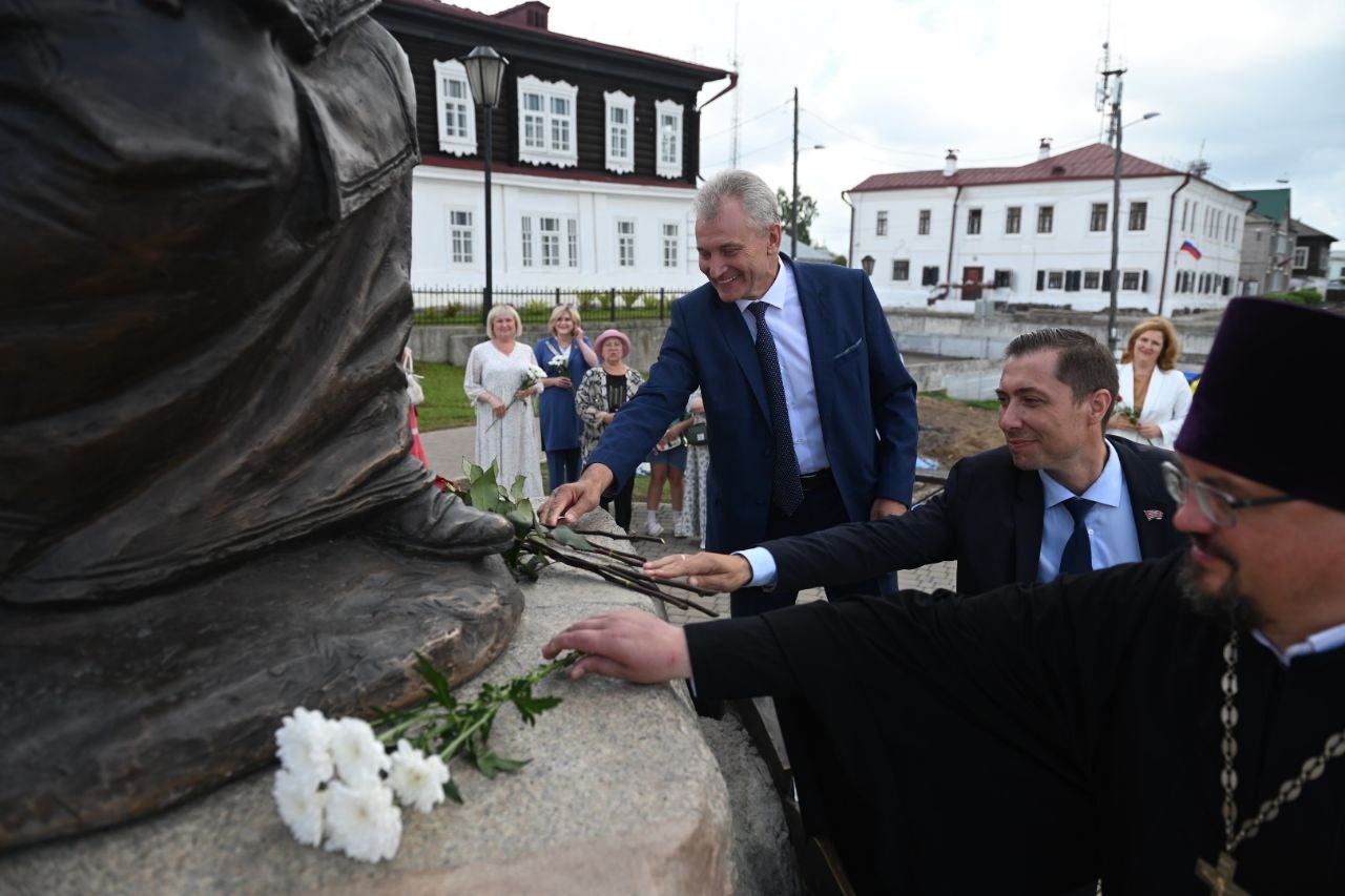 В день 405-летия города возложены цветы к памятнику основателям города Енисейска.