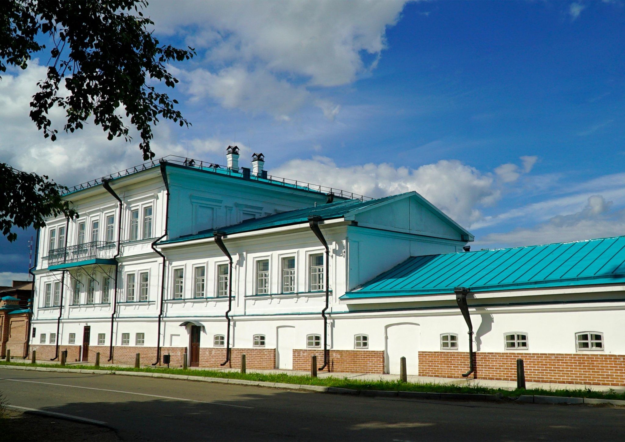 Енисейский музей-заповедник Гостевой дом купца Бородкина в музее купеческого быта.    Категория – три звезды   ★ ★ ★.